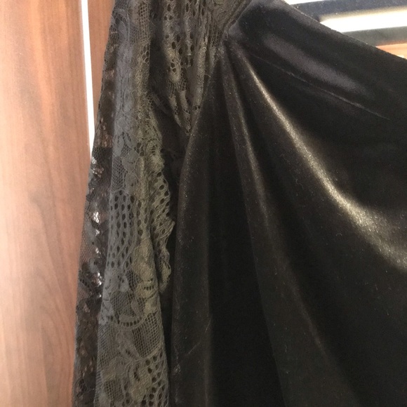 Off-the-shoulder lace sleeve velvet shift dress - Picture 5 of 5